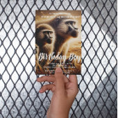 Speelse apen dansen in de weide briefkaart