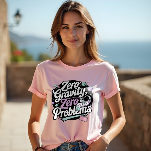 Speelse astronaut drinkt koffie in de ruimte t-shirt