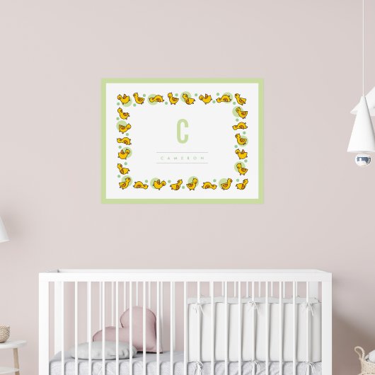 Speelse Baby Eenden Groene Monogram Kraam Muurkuns Poster (Kinderkamer 2)