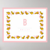 Speelse Baby Eenden Roze Monogram Kinderkamer Muur Poster (Voorkant)