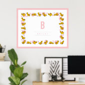Speelse Baby Eenden Roze Monogram Siertuin Muurkun Poster (Thuiskantoor)
