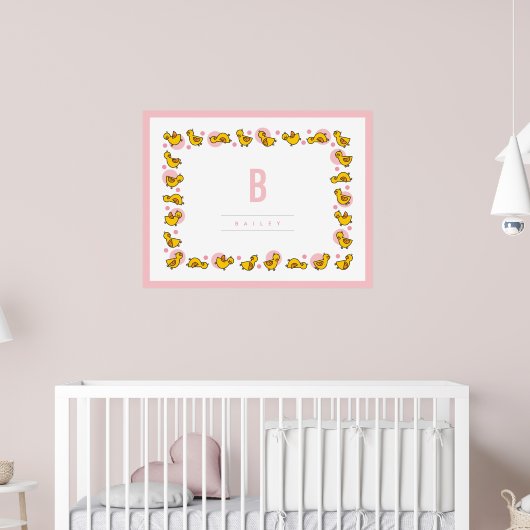 Speelse Baby Eenden Roze Monogram Siertuin Muurkun Poster (Kinderkamer 2)