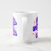 Speelse Baby, het is koud buiten het winterontwerp Grote Koffiekop (Achterkant)