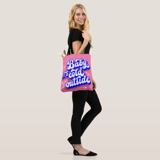 Speelse Baby, het is koud buiten het winterontwerp Tote Bag (Op model)