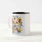 Speelse Baby Lion verschijnt door breekmuur Tweekleurige Koffiemok (Voorkant links)