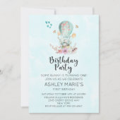 Speelse babysbabykonijn op een ballon verjaardagsf kaart (Voorkant)