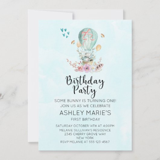 Speelse babysbabykonijn op een ballon verjaardagsf kaart (Voorkant)