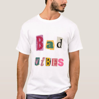 Speelse 'Bad Vibes' Art: vet typografisch afdrukke T-shirt