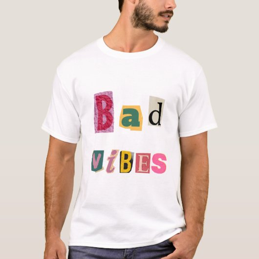 Speelse 'Bad Vibes' Art: vet typografisch afdrukke T-shirt (Voorkant)