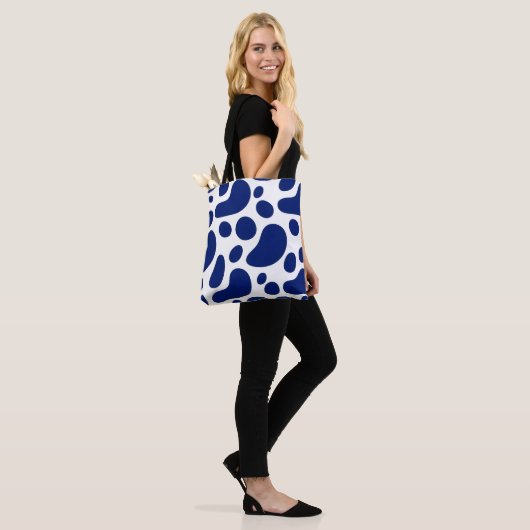 Speelse Blauwe Abstracte Blobs op White Pattern Tote Bag (Op model)