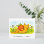 Speelse Cartoon Kat Knuffelt Grote Aardbei Briefkaart (Staand voorkant)