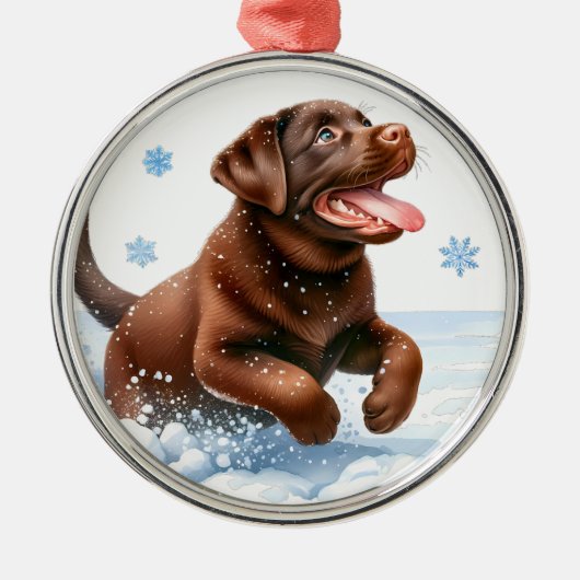 Speelse Chocolade Labrador Retriever Hond Kerstmis Metalen Ornament (Voorkant)