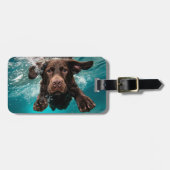Speelse chocolade labrador zwemmen onder water bagagelabel (Voorkant horizontaal)