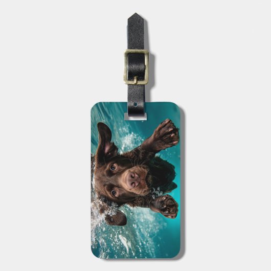 Speelse chocolade labrador zwemmen onder water bagagelabel (Voorkant verticaal)