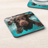 Speelse chocolade labrador zwemmen onder water bier onderzetter (Linkerzijde)