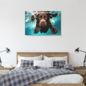 Speelse chocolade labrador zwemmen onder water canvas afdruk (Insitu (Slaapkamer))