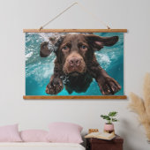 Speelse chocolade labrador zwemmen onder water hangend wandkleed (Slaapkamer)
