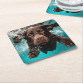 Speelse chocolade labrador zwemmen onder water kartonnen onderzetters (Schuin)