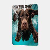 Speelse chocolade labrador zwemmen onder water metalen ornament (Voorkant links)