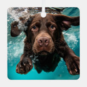 Speelse chocolade labrador zwemmen onder water metalen ornament (Voorkant)