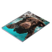 Speelse chocolade labrador zwemmen onder water notitieboek (Linkerzijde)