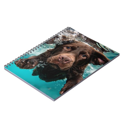 Speelse chocolade labrador zwemmen onder water notitieboek (Linkerzijde)
