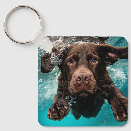 Speelse chocolade labrador zwemmen onder water sleutelhanger (Voorkant)