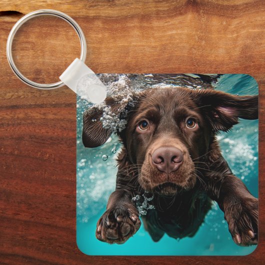Speelse chocolade labrador zwemmen onder water sleutelhanger (Voorkant)