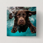 Speelse chocolade labrador zwemmen onder water vierkante button 5,1 cm (Voorkant)