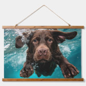 Speelse chocolade labrador zwemt onder water hangend wandkleed (Voorkant)