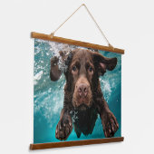 Speelse chocolade labrador zwemt onder water hangend wandkleed (Gebogen)