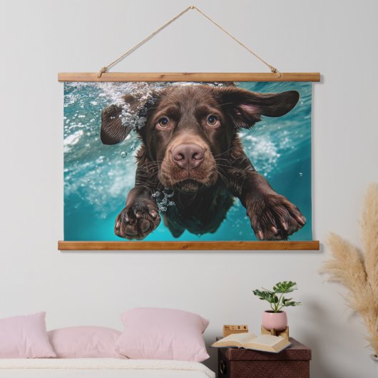 Speelse chocolade labrador zwemt onder water hangend wandkleed (Slaapkamer)