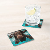 Speelse chocolade labrador zwemt onder water kartonnen onderzetters (Insitu)