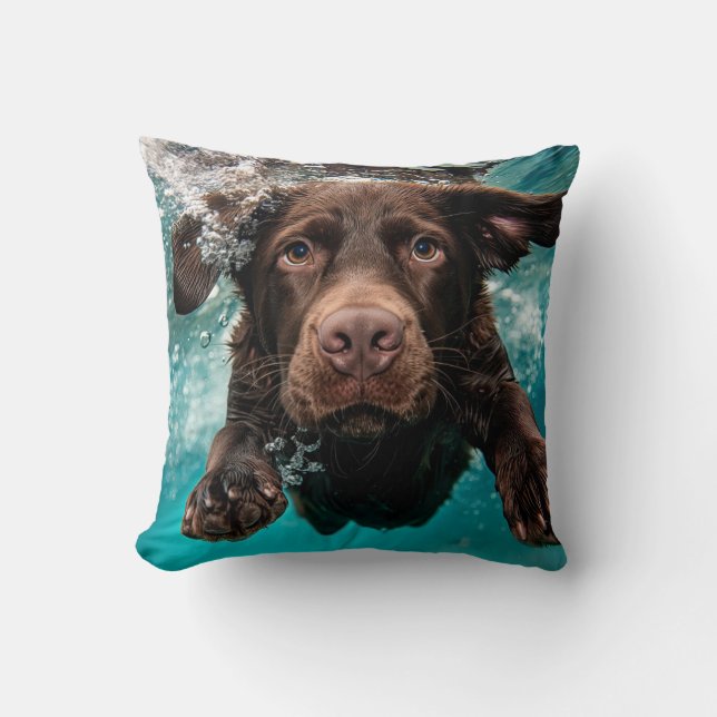 Speelse chocolade labrador zwemt onder water kussen (Voorkant)