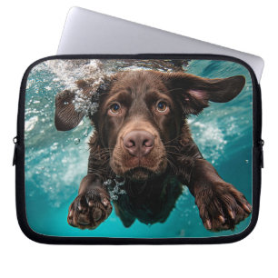 Speelse chocolade labrador zwemt onder water laptop sleeve