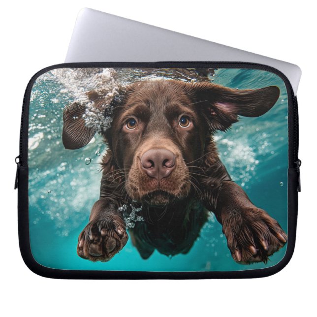 Speelse chocolade labrador zwemt onder water laptop sleeve (Voorkant)