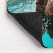 Speelse chocolade labrador zwemt onder water muismat (Hoek)