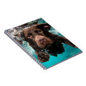 Speelse chocolade labrador zwemt onder water notitieboek (Rechterzijde)