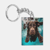 Speelse chocolade labrador zwemt onder water sleutelhanger (Voorkant Links)