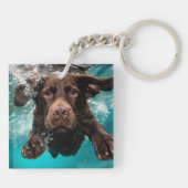Speelse chocolade labrador zwemt onder water sleutelhanger (Achterkant)