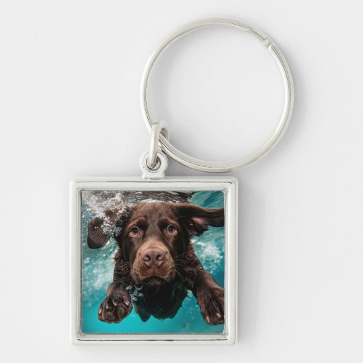 Speelse chocolade labrador zwemt onder water sleutelhanger (Voorkant)