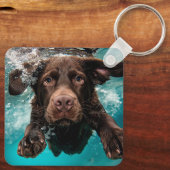 Speelse chocolade labrador zwemt onder water sleutelhanger (Achterkant)