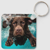 Speelse chocolade labrador zwemt onder water sleutelhanger (Achterkant)