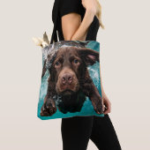 Speelse chocolade labrador zwemt onder water tote bag (Dichtbij)