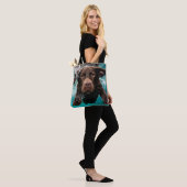 Speelse chocolade labrador zwemt onder water tote bag (Op model)