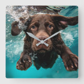 Speelse chocolade labrador zwemt onder water vierkante klok (Voorkant)