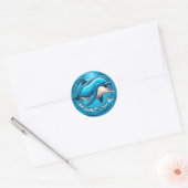 Speelse dolfijn springt in waterplassen ronde sticker (Envelop)