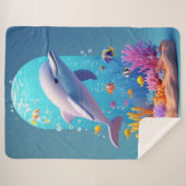 Speelse dolfijn temidden van kleurrijke tropische  sherpa deken (Voorkant (horizontaal))
