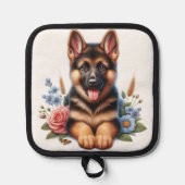 Speelse Duitse Herder Puppy met bloemen Pannenlap (Voorkant)