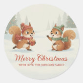 Speelse eekhoorns in het kerstelijke winterbos ronde sticker (Voorkant)